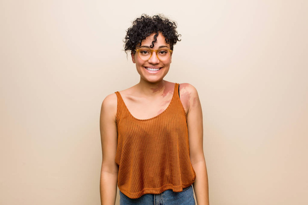 junge afrikanisch-amerikanische Frau mit Hautbild glücklich, lächelnd und fröhlich. - Foto, Bild