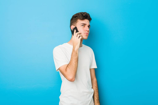 adolescent caucasien homme parler sur l 'téléphone
 - Photo, image