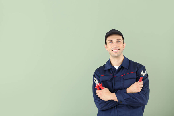 männliche Kfz-Mechaniker auf farbigem Hintergrund - Foto, Bild