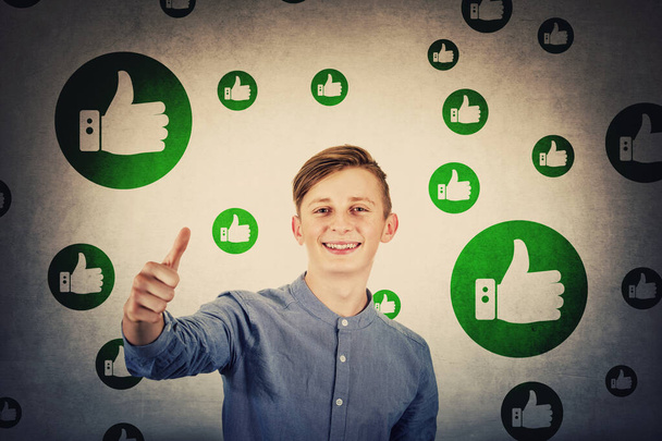 Веселий хлопчик підліток показує великий палець вгору позитивний жест і колишній
 - Фото, зображення