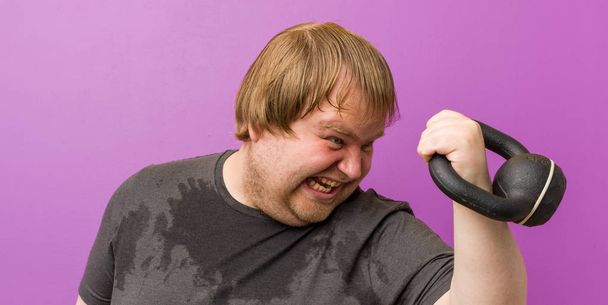 Kaukaski szalony blond tłuszcz człowiek pocenie się - Zdjęcie, obraz