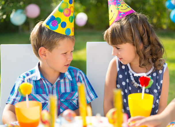 šťastné děti baví na narozeninové party - Fotografie, Obrázek