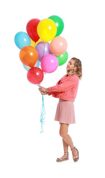 Mladá žena drží spoustu barevných balónků na bílém pozadí - Fotografie, Obrázek
