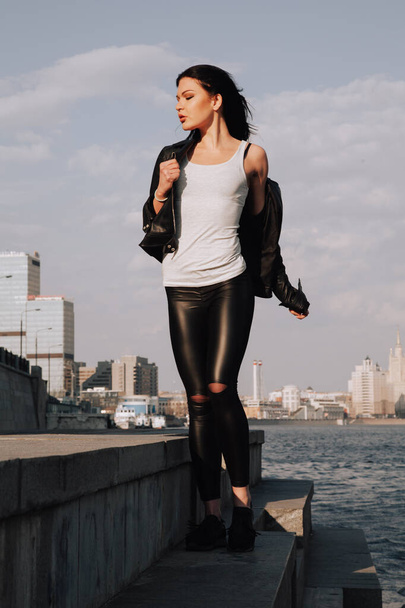 attractive fitness woman lifestyle portrait. caucasian model walking in the city - Foto, afbeelding