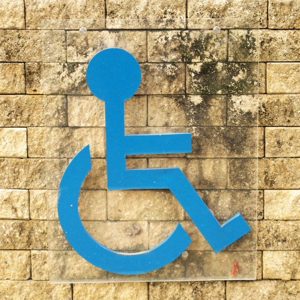 persona con discapacidad signo en la pared de ladrillo
 - Foto, imagen