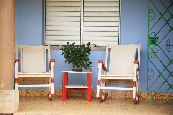 δύο λικνίζοντας καρέκλες στη βεράντα - Φωτογραφία, εικόνα