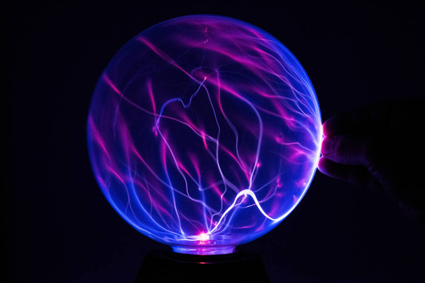 Elektrikli ateş topu. Elektrik dalgalarının soyut fotoğrafı. Statik Elektrik - Resim Stoku - Fotoğraf, Görsel
