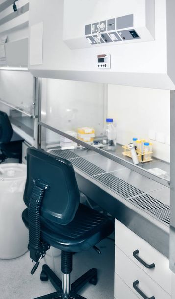 Interno offuscato della moderna sala coltura cellulare in laboratorio
 - Foto, immagini