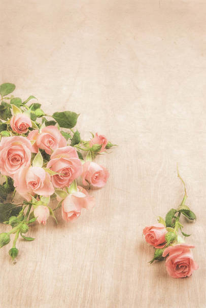Μικρά ροζ τριαντάφυλλα σε ξύλο, St. Valentine φόντο, χώρος κειμένου - Φωτογραφία, εικόνα
