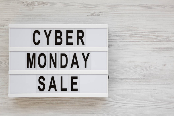 "Розпродаж по понеділках" слова на сучасній дошці на білому дерев'яному су
 - Фото, зображення