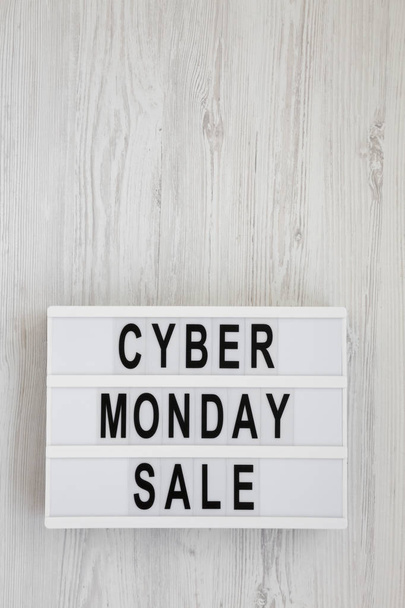 'Cyber segunda-feira venda' palavras em uma caixa de luz em um backgr de madeira branca
 - Foto, Imagem
