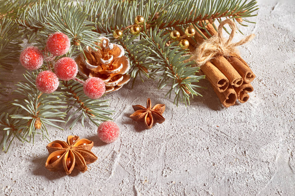 Χριστούγεννα νεκρή φύση με στολισμένα κλαδιά ελάτης και μπαχαρικά - Φωτογραφία, εικόνα