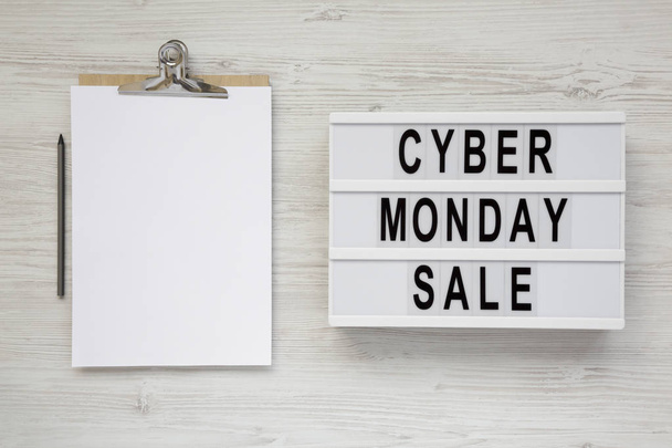 'Cyber hétfő eladó' szavak egy villásdobozon, írótáblán üres h-val - Fotó, kép
