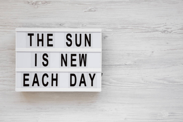 'El sol es nuevo cada día' palabras en un tablero moderno en un coro blanco
 - Foto, imagen