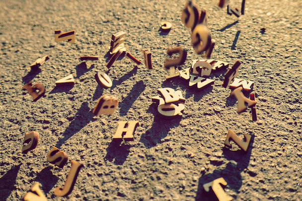 Cartas caen sobre el asfalto, foto teñida del alfabeto inglés
 - Foto, Imagen