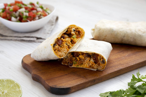 Domácí chorizo snídaně burritos na rustikální dřevěné desce na  - Fotografie, Obrázek