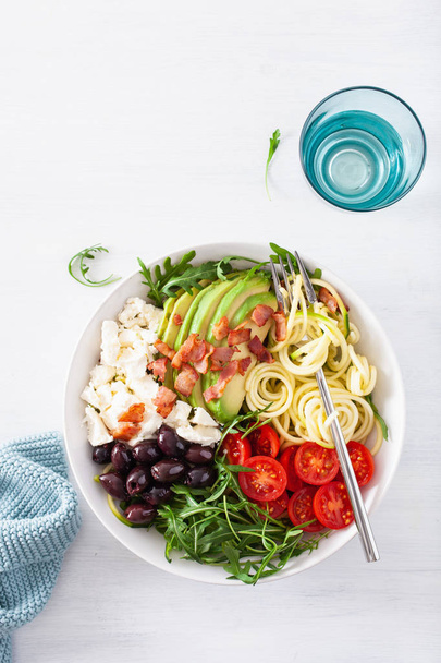 ketogeeninen lounaskulho: kierteinen kesäkurpitsa avokadon, tomaatin kanssa
, - Valokuva, kuva