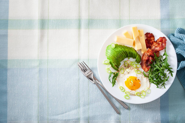 健康なケト朝食: 卵、アボカド、チーズ、ベーコン - 写真・画像