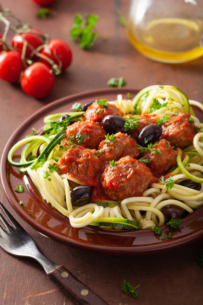 nouilles paléo keto courgettes nouilles aux boulettes de viande et olives
 - Photo, image