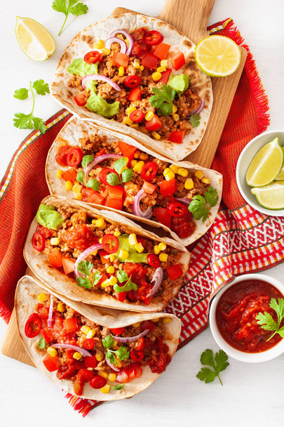 tacos mexicanos de ternera y cerdo con salsa, guacamole y verduras
 - Foto, imagen