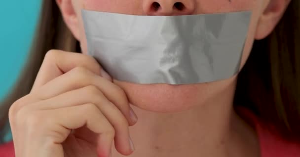 Vrouw verwijdert haar over bovenlip op gezicht - Video
