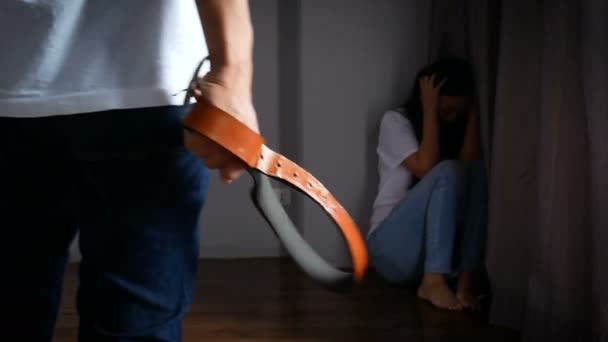 4k. gewelddadige mannen door het gebruik van een riem en het verwonden van vrouwen. stoppen met huiselijk geweld tegen vrouwen en campagne tegen mensenhandel - Video