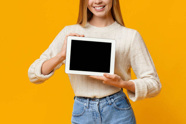 Девочка-подросток демонстрирует цифровую вкладку с черным чистым экраном
 - Фото, изображение