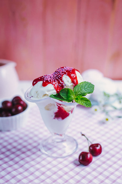Vanilla ice cream with berry sauce and mint - Zdjęcie, obraz