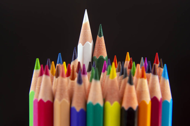 Кольорові олівці для малювання на темному тлі. Освіта і
  - Фото, зображення