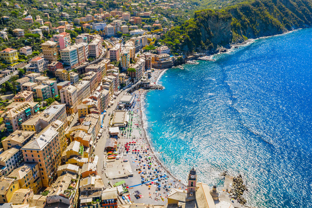 Luftaufnahme von camogli. bunte Gebäude in der Nähe des ligurischen Meeres. Blick von oben auf den öffentlichen Strand mit azurblauem und sauberem Wasser. - Foto, Bild
