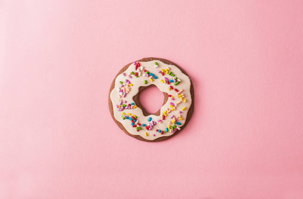 Donut on pink background - Foto, afbeelding