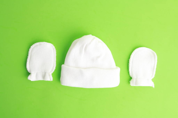 λευκό μάλλινο καπέλο και γάντια για το μωρό - Φωτογραφία, εικόνα