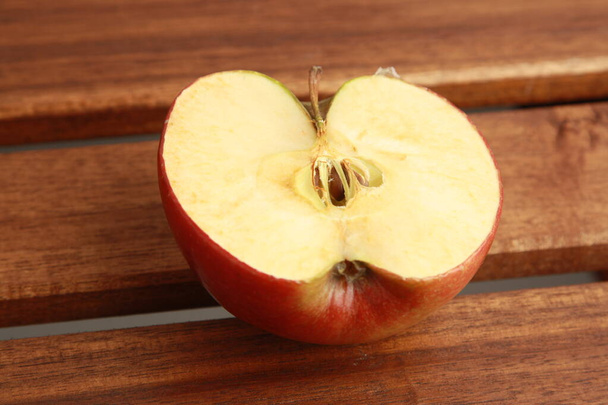 Kırmızı elma yarıya - Fotoğraf, Görsel