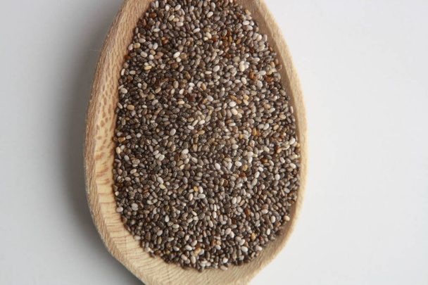 cuchara de madera con semillas de chía negro
 - Foto, Imagen