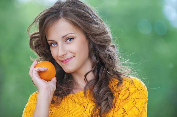Mulher bonita segurando laranja
 - Foto, Imagem