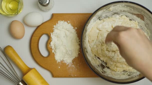 Vidéo de la femme pétrit la pâte dans la cuisine
 - Séquence, vidéo