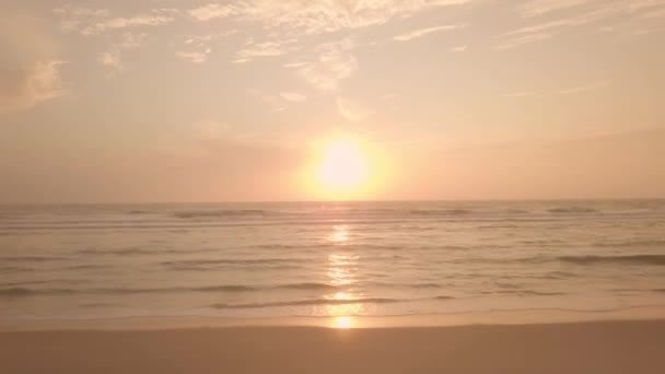 Luftaufnahme von Strand und Sanddünen bei Sonnenuntergang in murtosa, aveiro - portugal. Luftbild. - Filmmaterial, Video