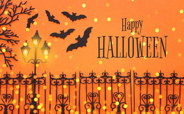 vacaciones concepto de Halloween. callejón encantado con valla vintage, faroles y murciélagos sobre fondo naranja. Vista superior, plano
 - Foto, Imagen