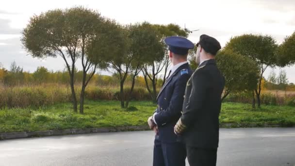 airplane landing pilots   smile uniform professional captain - Footage, Video