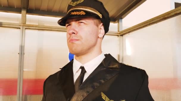 serious pilot  captain aviator  portrait uniform  crew - Πλάνα, βίντεο