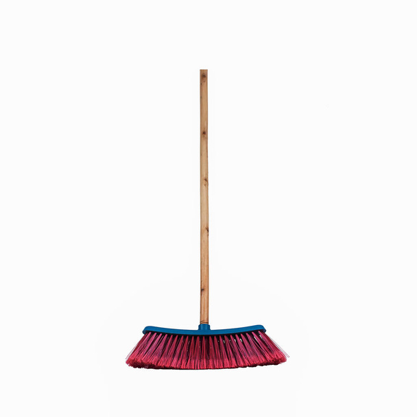 Czerwony i niebieski Miotła z drewnianą rączką higieny czyszczenia stojącego - Zdjęcie, obraz