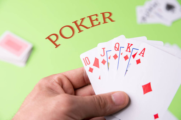 Poker con diamanti su sfondo verde. Carte in mano. Copia spazio
 - Foto, immagini