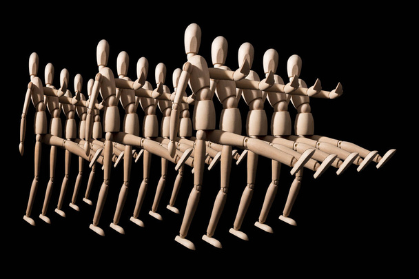 Ataque de bonecos de madeira, robôs de madeira marcham em fileiras militares
 - Foto, Imagem