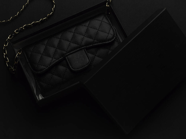 Černá kožená taška se zlatým řetízkem - Fotografie, Obrázek