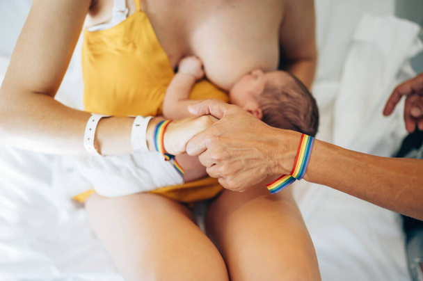 Mãe amamentando seu filho recém-nascido
 - Foto, Imagem