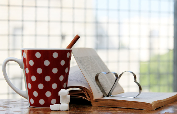 xícara de café e livro em mesa vintage de madeira
 - Foto, Imagem