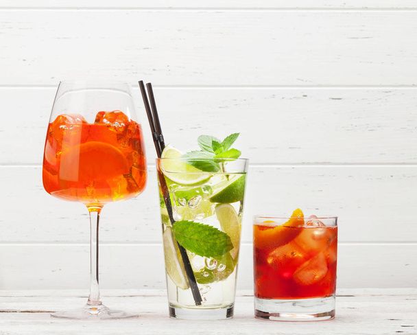 Trois verres à cocktail classiques
 - Photo, image