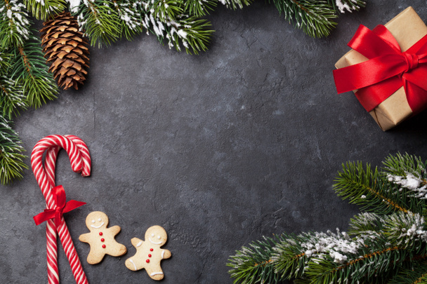 Χριστουγεννιάτικη κάρτα με έλατο και μπισκότα - Φωτογραφία, εικόνα