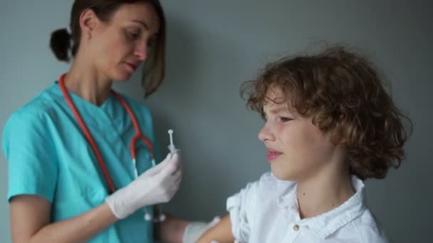 Teenager mit Schweinegrippe-Impfung. Grippeimpfung, Impfprobleme. Krankenschwester gibt Teenager einen Grippeimpfstoff - Filmmaterial, Video