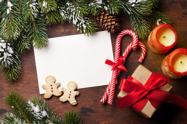 Kerstkaart met peperkoek koekjes en dennenboom - Foto, afbeelding